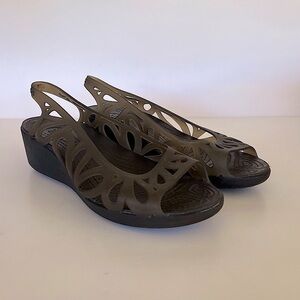 Crocs Adrina III Mini Wedge Jelly Slingback Peep Toe Sandal, Gray/Brown, 10